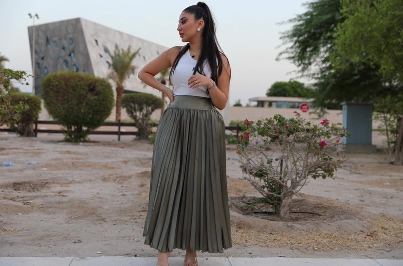 Straight low pleated skirt