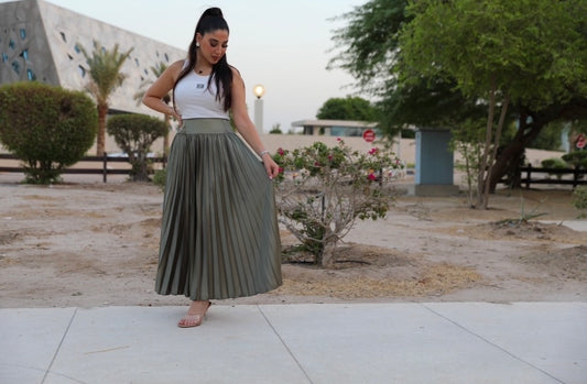 Straight low pleated skirt